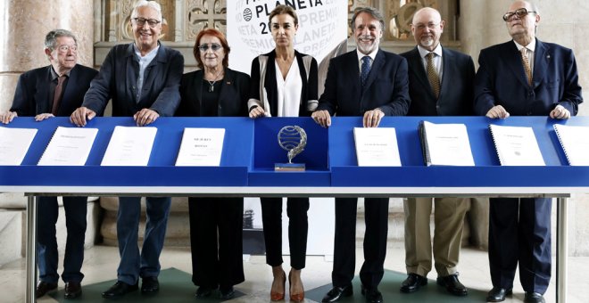 El presidente del Grupo Planeta, Jose Creuheras (c), acompañado por los miembros del jurado Alberto Blecua (i), Fernando Delgado (2i), Rosa Regás (3i), Carmen Posadas (4i), Juan Eslava Galán (5i) y Pere Gimferrer (d), posan con los manuscritos de los diez