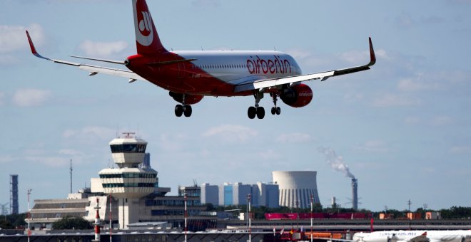 Un avión de Air Berlin aterrizando en el aeropuerto berlinés de Tegel. REUTERS/Fabrizio Bensch