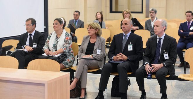 El expresidente de Abengoa Felipe Benjumea (d), junto al ex consejero delegado Manuel Sánchez Ortega (2d); la que fuera presidenta de la comisión de Nombramientos y Retribuciones- Mercedes Gracia (c), y dos de sus consejeros Alicia Velarde (2i) y Antonio