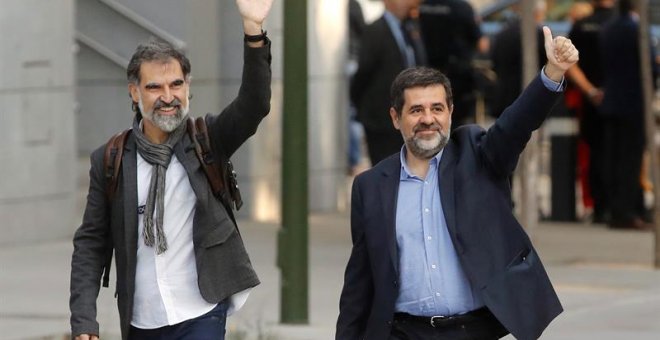 Los presidentes de la Asamblea Nacional Catalana, Jordi Sànchez, d., y de Òmnium Cultural, Jordi Cuixart, iz., a su llegada a la Audiencia Nacional para declarar ante la juez Carmen Lamela como imputados por un delito de sedición. EFE/ Juan Carlos Hidalgo