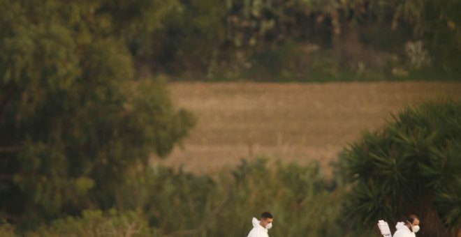 Expertos forenses investigan el estallido del coche que mató a la periodista de investigación Daphne Caruana Galizia en Bidnija, Malta. / Reuters