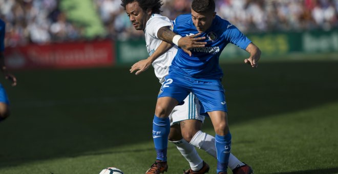 El defensa brasileño del Real Madrid Marcelo Vieira disputa un balón con el centrocampista del Getafe Francisco Portillo  durante el partido de liga disputado en el Coliseum Alfonso Pérez. EFE/Rodrigo Jimenez