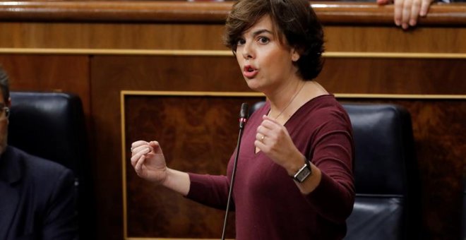 La vicepresidenta del Gobierno, Soraya Sáenz de Santamaría, interviene en la sesión de control al Gobierno celebrada hoy en el Congreso de los Diputados. EFE/Juan Carlos Hidalgo