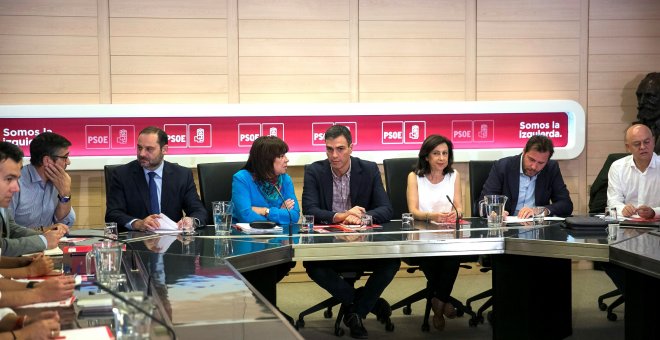 El secretario general del PSOE, Pedro Sánchez, la presidenta, Cristina Narbona, el secretario de Organización, José Luis Ábalos, la portavoz parlametnaria, Margarita Robles, el portavoz de la Ejecutiva, Óscar Puente y el secretario de Política Federal del