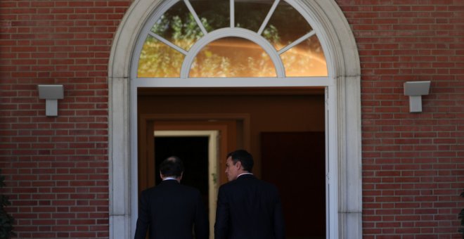 El presidente del Gobierno, Mariano Rajoy, con el secretario general del PSOE, Pedro Sanchez, en una reunión en el Palacio de la Madrid, al día siguiente del referéndum del 1-O en Catalunya. REUTERS/Rafael Marchante