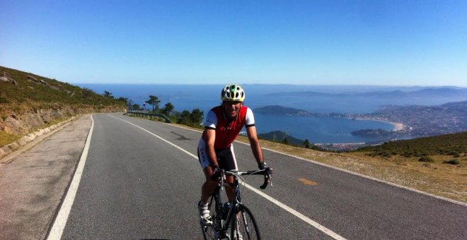 Javier Maté, ex portero del Celta, en su bicicleta.