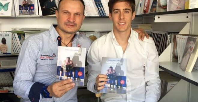 Javier Castillejo, boxeador (i) y Jorge Sanz, periodista y biógrafo (d) en la feria del libro