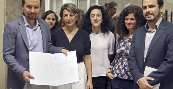 Unidos Podemos- En Comú Podem- En Marea, momentos antes de presentar la Ley de Igualdad Retributiva con el objetivo de acabar con la brecha salarial entre hombres y mujeres, esta mañana en el Congreso de los Diputados. EFE/ JJGuillen