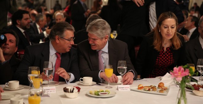 El ministro del Interior, Juan Ignacio Zoido (i.) junto al de Exteriores, Alfonso Dastis, durante un desayuno informativo.- EUROPA PRESS