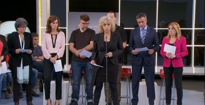 Professionals dels mitjans públics de la Generalitat, llegint el manifest contra la intervenció mitjançant el 155