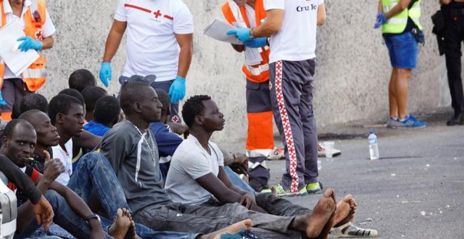 Varias personas recién llegadas en patera a la costa de Canarias.- EFE