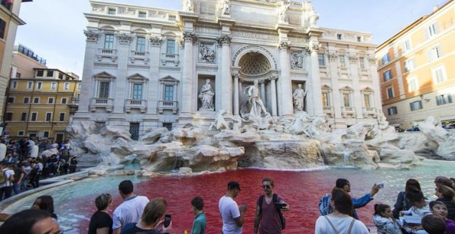 Vista de la Fontana di Trevi después de que Graziano Cecchini vertiera pintura roja en la fuente. - EFE