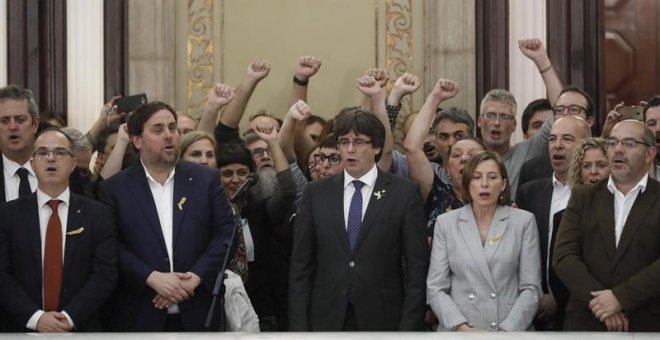 Junqueras, Puigdemont, Forcadell y diputados de la CUP, en las escalinatas del Parlament. / EFE