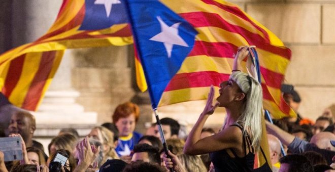 Personas concentradas esta viernes en la Plaza de Sant Jaume de Barcelona, para festejar que el Parlament ha declarado de forma unilateral la independencia de Cataluña. /EFE