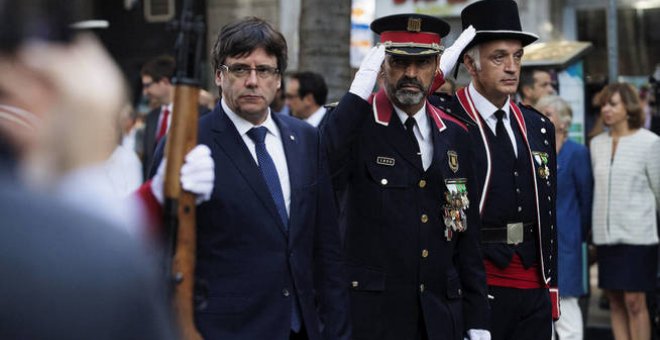 El presidente de la Generalitat de Catalunya cesado, Carles Puigdemont, junto a Josep Lluís Trapero, major de los Mossos, también cesado. EFE/Archivo