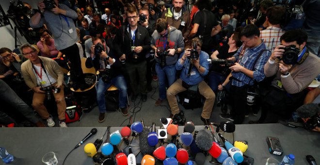 Los periodistas esperan la llegada del expresident catalán, Carles Puigdemont, en el Press Club Brussels Europe, en la capital belga. REUTERS/Yves Herman