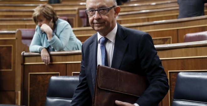 El ministro de Hacienda, Cristóbal Montoro, a su llegada a la sesión de control al Gobierno, en el Congreso de los Diputados. EFE/ Chema Moya