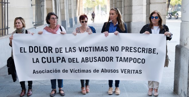 Varias mujeres denunciantes cuyas causas han sido archivadas han acudido a los juzgados para recibir al psiquiatra Javier Criado al grito de "ni una más" y con una pancarta en la que podía leerse "El dolor de las víctimas no prescribe. La culpa del abusad