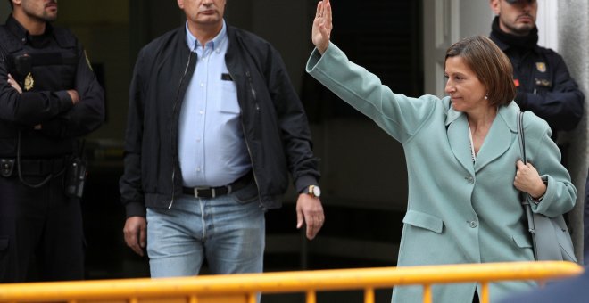 La presidenta del Parlament, Carme Forcadell, a sui salida del Tribunal Supremo, tras comparecer, con otros miembros de la Mesa de la Cámara, a raíz de la querella de la Fiscalía por la declaración de independencia catalana. REUTERS/Sergio Perez