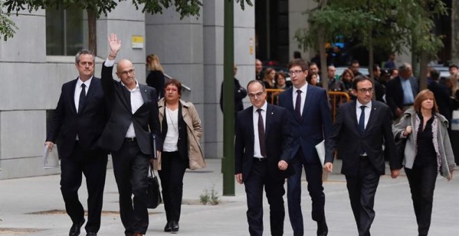 Los exmiembros del Govern Joaquín Forn, Raül Romeva, Dolors Bassa, Jordi Turull, Josep Rull y Meritxell Berrás a su llegada a la sede de la Audiencia Nacional. - EFE