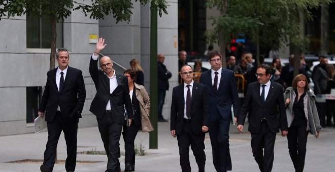 Los exmiembros del Govern Joaquín Forn, Raül Romeva, Dolors Bassa, Jordi Turull, Josep Rull y Meritxell a su llegada a la sede de la Audiencia Nacional. REUTERS/Susana Vera