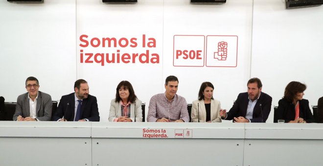 El secretario general del PSOE, Pedro Sánchez (c), durante la reunión de la Ejecutiva socialista en la sede de  Ferraz, la primera tras la puesta en marcha el artículo 155 de la Constitución. EFE/ Zipi