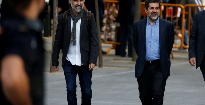 El presidente de Òmnium Cultural, Jordi Cuixart (i), y el de la ANC, Jordi Sanchez, a su llegada a la Audiencia Nacional, el pasado 16 de octubre. REUTERS/Javier Barbancho