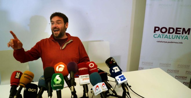 El secretario general de Podem Catalunya, Albano-Dante Fachin, durante la rueda de prensa en la que ha anunciado que dimite de su cargo y que deja de militar en la organización política debido a sus desacuerdos con la dirección estatal. EFE/Toni Albir