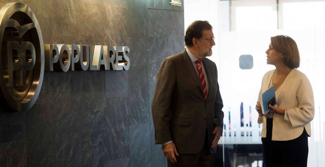 Fotografía facilitada por el PP del líder del partido, Mariano Rajoy (i) y la secretaria general, María Dolores de Cospedal, antes de la reunión del Comité de Dirección del partido celebrada este lunes en la sede de la calle Génova. EFE/David Mudarra