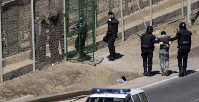 Una de las devoluciones en caliente en la valla de Melilla por las que Estrasburgo ha condenado a España, el 13 de agosto de 2014.- EFE