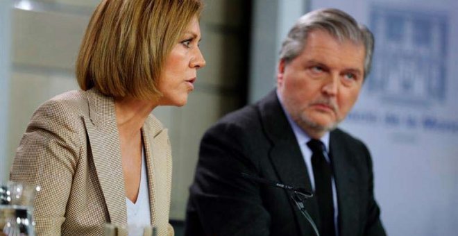 El ministro de Educación, Cultura y Deporte, y portavoz del Gobierno, Íñigo Méndez de Vigo, y la ministra de Defensa, María Dolores de Cospedal, durante la rueda de prensa tras la reunión del Consejo de Ministros. | ÁNGEL DÍAZ (EFE)