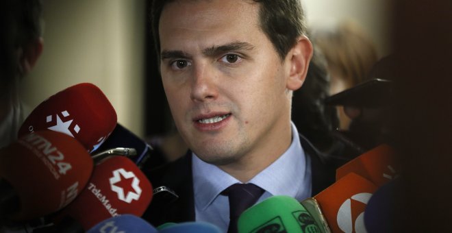 El presidente de Ciudadanos, Albert Rivera, en declaraciones a los medios en el Congreso. EFE/ Fernando Alvarado