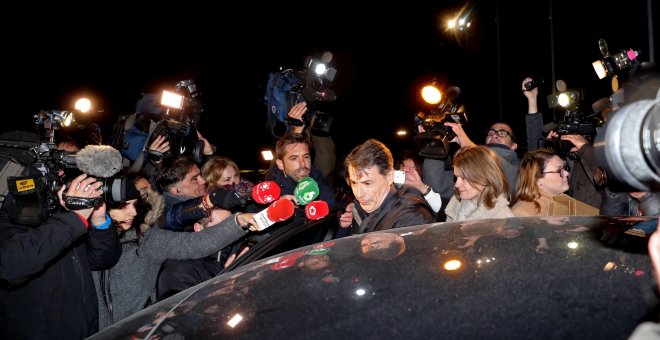 Ignacio González, a su salida de la cárcel de Soto del Real. / KIKO HUESCA (EFE)