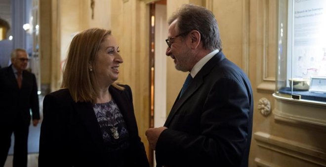 La presidenta del Congreso, Ana Pastor, y el presidente de PRISA, Juan Luis Cebrián, charlando antes del desayuno informativo de Nueva Economía, que se ha celebrado en el Hotel Ritz de Madrid. EFE/ Luca Piergiovanni