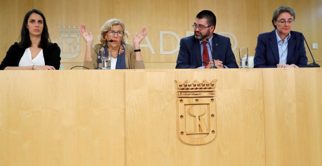 La alcaldesa de Madrid, Manuela Carmena (2i), junto al delegado de Economía y Hacienda, Carlos Sánchez Mato (2d); la teniente de alcalde, Marta Higueras (d), y la portavoz municipal, Rita Maestre (i), durante la rueda de prensa en la que han explicado las