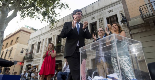 El presidente de la Generalitat cesado, Carles Puigdemont (2i), junto a Jordi Turull. EFE/Archivo