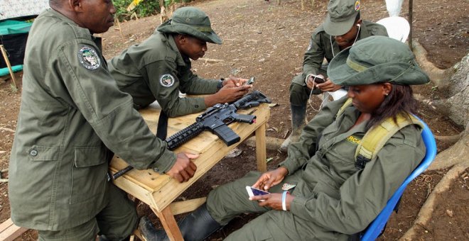 Guerrilleros de las Farc pasan el tiempo en un campamento transitorio. EFE /Archivo