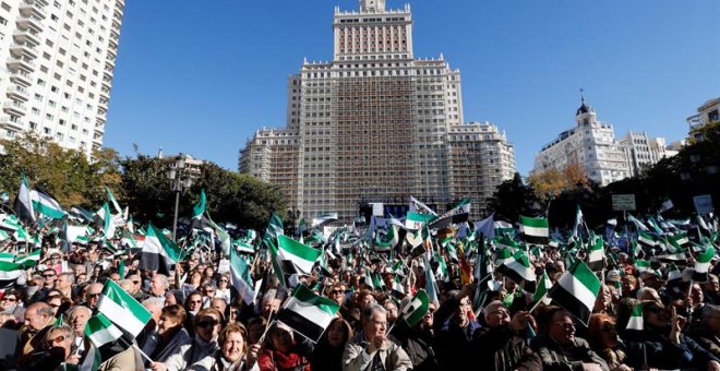 La sociedad extremeña protagoniza una manifestación en Madrid por "un tren digno ya" para la región, la mayor movilización de la ciudadanía de esta comunidad, que en pleno siglo XXI tiene una red ferroviaria de vía única, sin electrificar y con trenes de