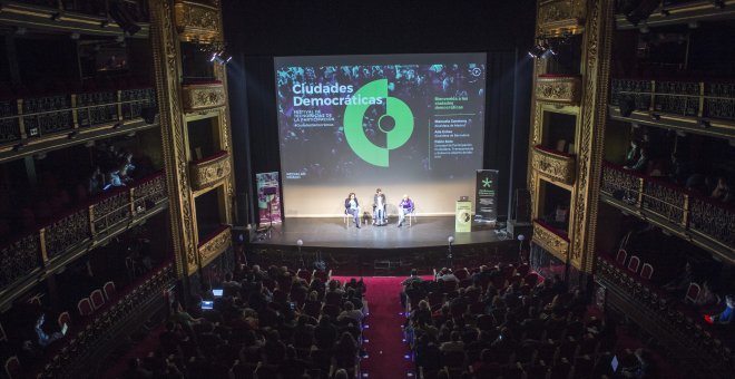 Manuela Carmena y Ada Colau, alcaldesas de Madrid y Barcelona, debaten con Pablo Soto, concejal de Participación Ciudadana, Transparencia y Gobierno Abierto del Ayuntamiento de la capital, en el marco del evento Ciudades democráticas organizado por Medial