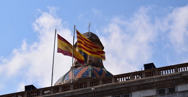 La senyera y la bandera española, en lo alto del Palau de la Generalitat, en Barcelona. E.P.