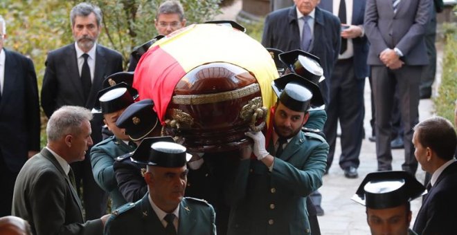 El féretro con los restos mortales del fiscal general del Estado, José Manuel Maza, fallecido el sábado en Buenos Aires, que han sido repatriados esta madrugada, a la llegada a la capilla ardiente instalada en la Fiscalía General del Estado. EFE/Angel DÍ