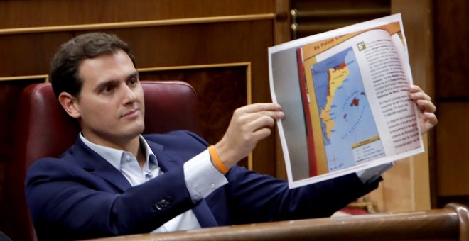 El presidente de Ciudadanos, Albert Rivera, durante el pleno del Congreso de los Diputados. EFE/JAVIER LIZÓN