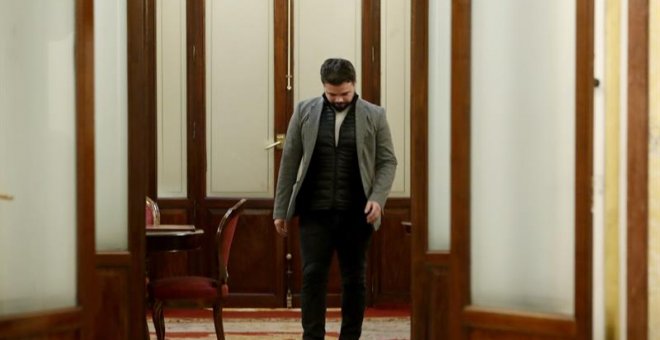 Gabriel Rufian, diputado de ERC, a la salida del despacho de Ana Pastor tras ser apercibido por la presidenta. /EFE