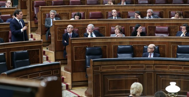 El líder de Ciudadanos, Albert Rivera, interpela al ministro de Hacienda Cristóbal Montoro, durantedel debate del cupo vasco en el pleno del Congreso de los Diputados.EFE/Zipi