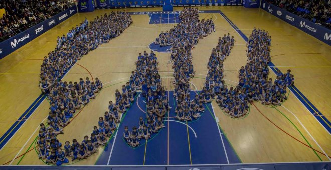 La palabra "Estu" formada por los niños y niñas de la cantera del club de baloncesto Estudiantes.