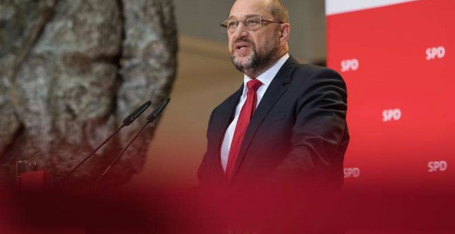 El líder del Partido Socialdemócrata alemán (SPD), Martin Schulz, pronuncia un comunicado en la sede de la formación en Berlín. | EFE