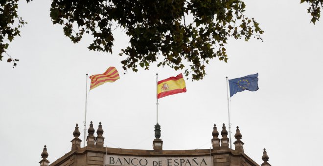 Las banderas catalana (senyera), española y de la UE, en la sede del Banco de España en Barcelona. REUTERS/Yves Herman