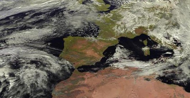 El frío y las lluvias llegarán este lunes a la península, según Aemet. / EFE