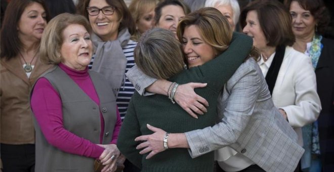 La presidenta de la Junta de Andalucía, Susana Díaz (d), abraza a una de las integrantes del Consejo Andaluz de Participación de las Mujeres. EFE/JULIO MUÑOZ