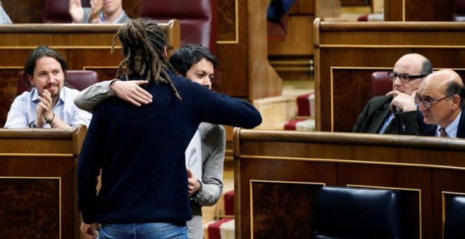 El diputado de Podemos Alberto Rodríguez (2i) recibe la felicitación de su compañero de formación Segundo García tras su intervención en el pleno del Congreso de los Diputados, esta tarde en Madrid. EFE/Mariscal